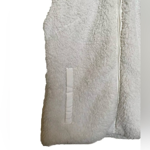 Patagonia Vest Womens Small
White Los Gatos Deep Pile Fleece
Full Zip Sleeveless - Picture 3 of 4